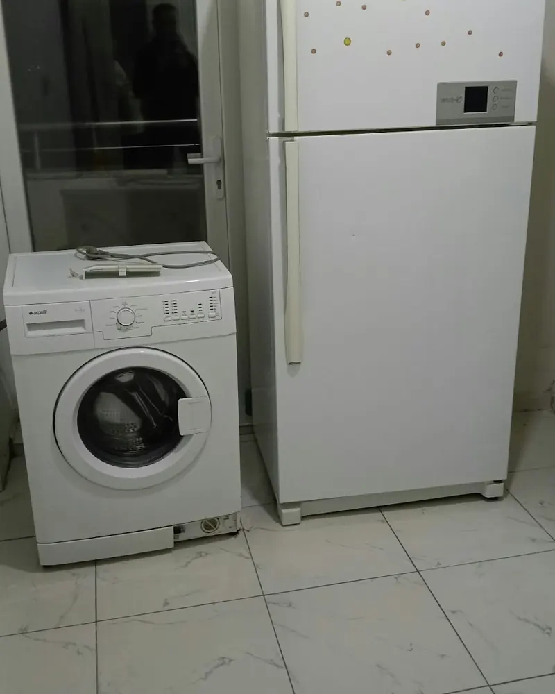 Hurdaya verilmek üzere bekleyen buzdolabı ve çamaşır makinesi