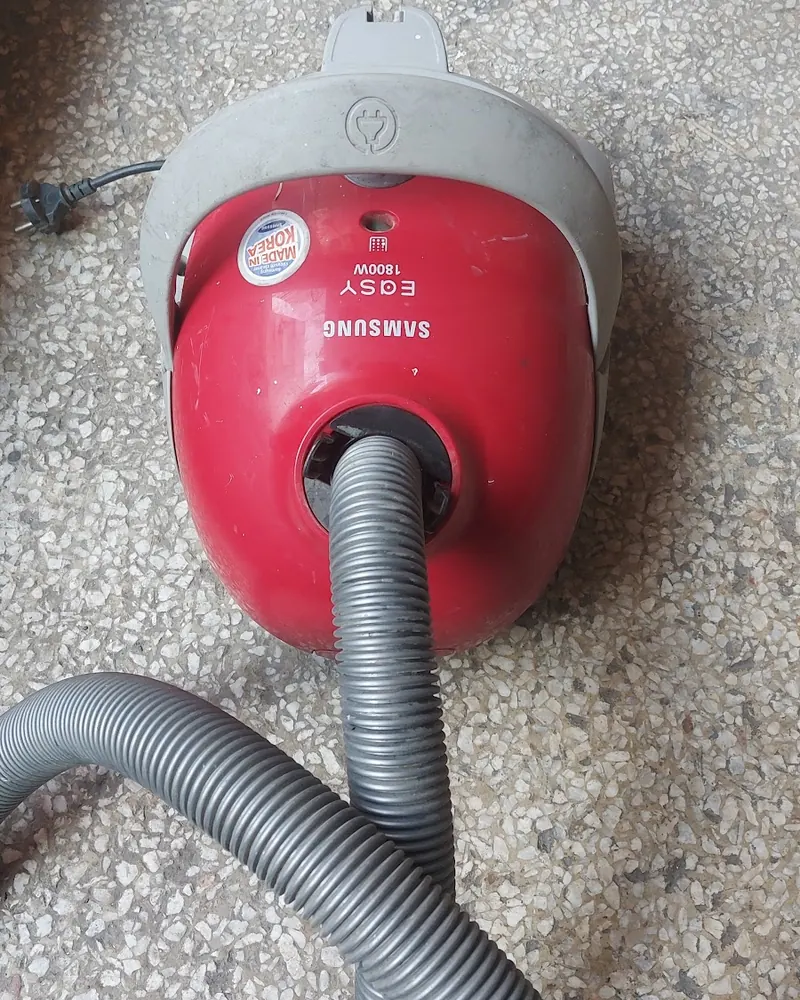 Hurdaya ayrılmış eski bir elektrikli süpürge